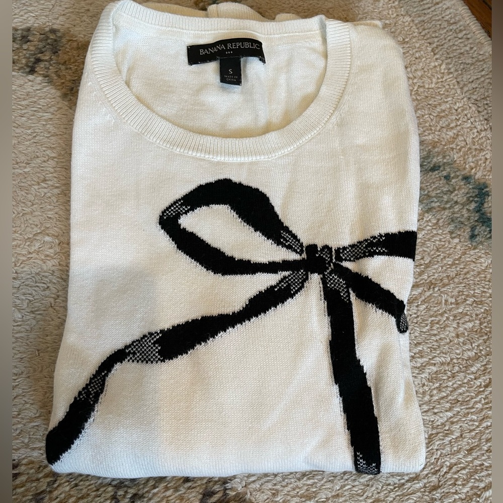 BR Women’s sweater top with bow detail